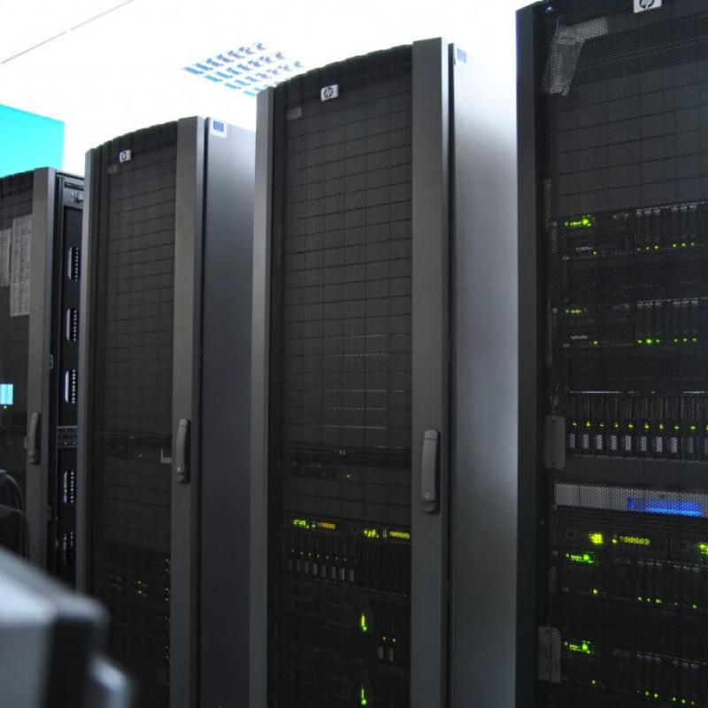 Powiększ obraz: Serwerownia. Widok na szafy RACK wyposażone w serwery i macierz dyskową