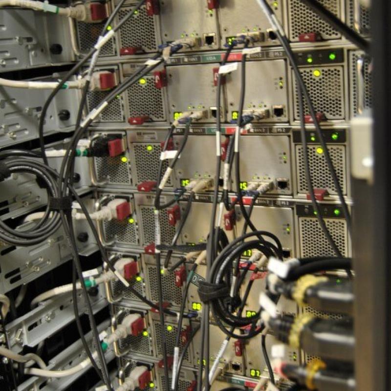 Powiększ obraz: Półki z dyskami  macierzy dyskowej EVA8100