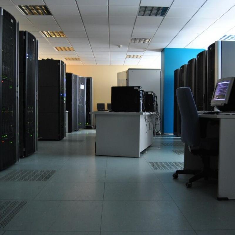 Powiększ obraz: Serwerownia. Widok na szafy RACK i stanowiska serwisowe