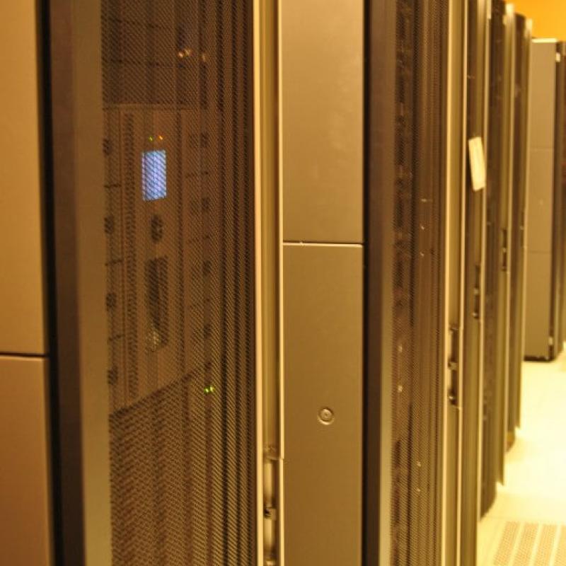 Powiększ obraz: Biblioteka taśmowa HP LTO znajdująca się w szafie RACK