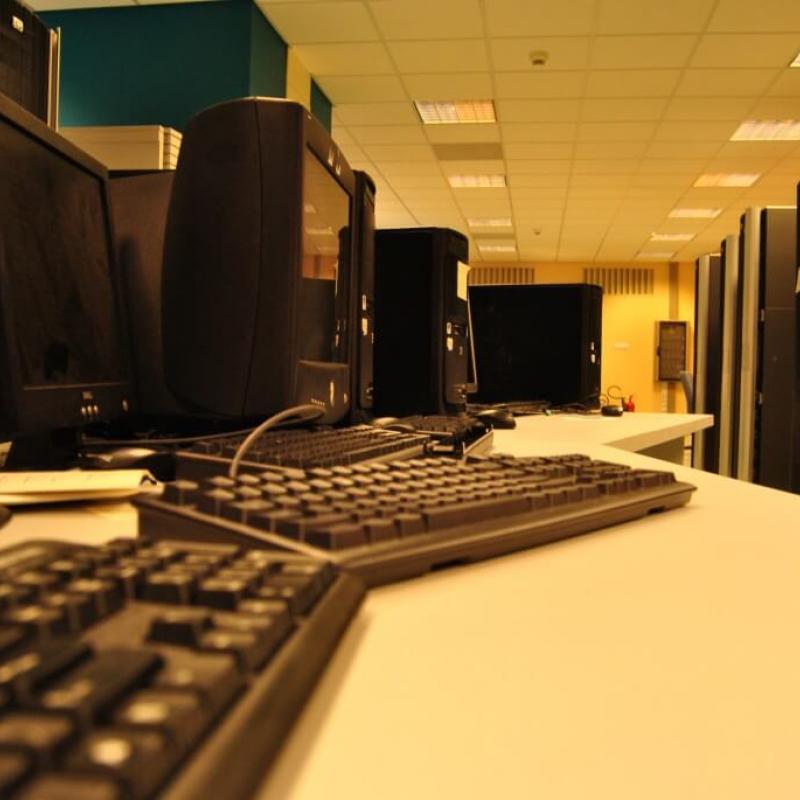 Powiększ obraz: Stanowiska serwisowe znajdujące się w serwerowni