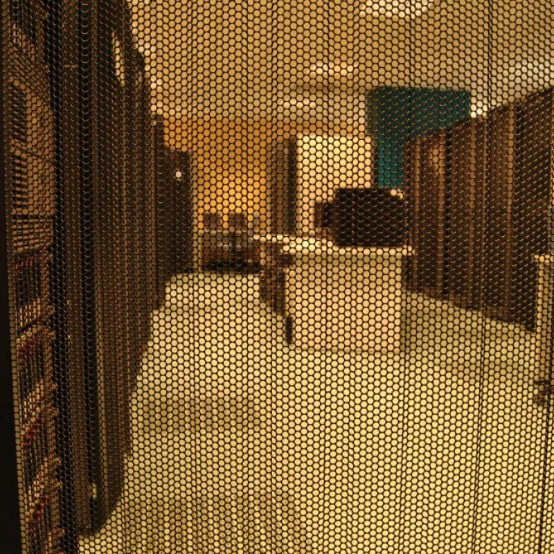 Powiększ obraz: Serwerownia. Widok na szafy RACK i stanowiska serwisowe