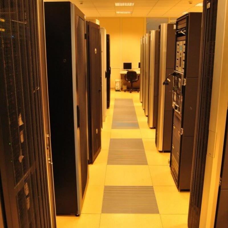 Powiększ obraz: Serwerownia. Widok na szafy RACK