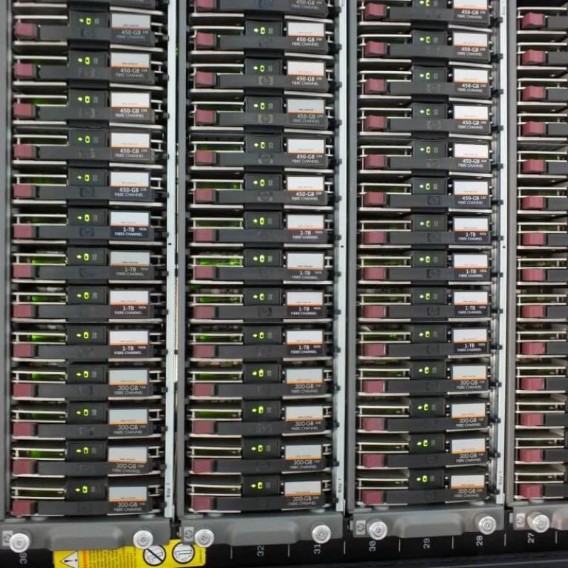 Powiększ obraz: Półki z dyskami  macierzy dyskowej EVA8100