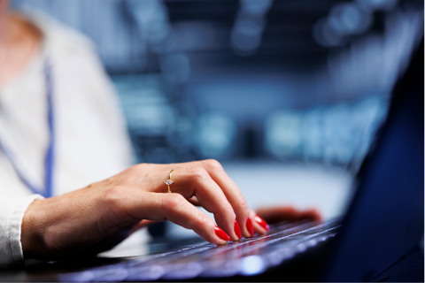 Kobieca dłoń a klawiaturze laptopa